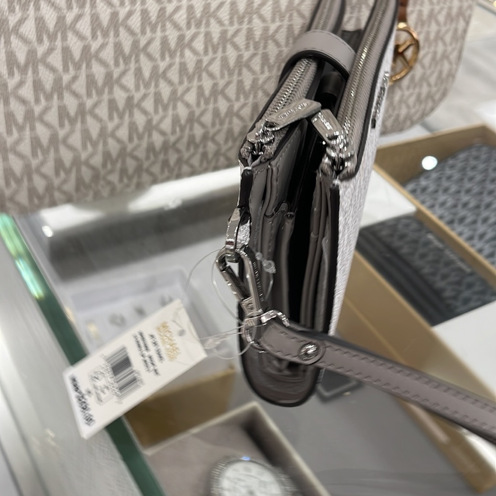 MICHAEL KORS LARGE DOUBLE ZIP WRISTLET 
Bright White - Picture 5 of 16